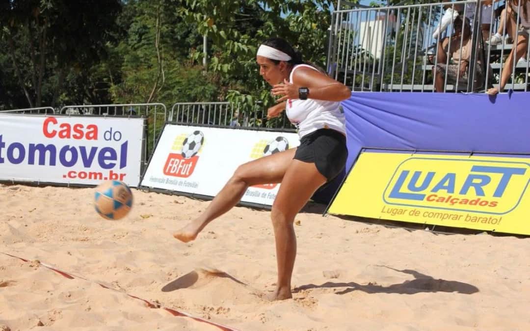 Czy w siatkówce można odbić piłkę nogą? Zaskakujące zasady gry