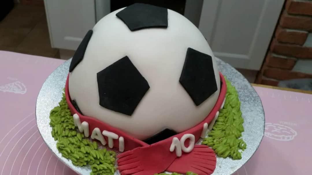 Jak zrobić tort w kształcie piłki – łatwy przepis na wyjątkowy wypiek